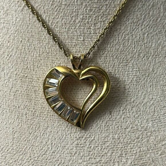 Vintage Avon Heart-Shaped Pendant Charm Necklace Goldtone Baguette Rhinestone - Picture 1 of 10